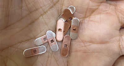 Verzending voor stempels gemaakt met zilveren inlegstrip